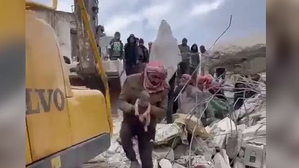 Qadın zəlzələdən sonra dağıntılar altında uşaq dünyaya gətirdi