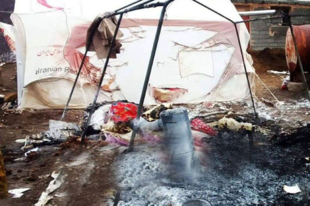 Xoy şəhərində zərərçəkmiş insanların sığındığı çadır yanaraq kül olub
