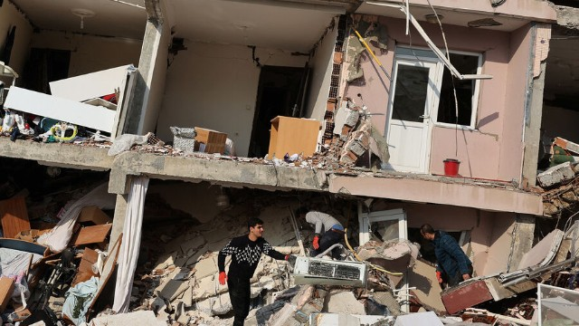Türkiyədə zəlzələdə ölənlərin sayı 5 894-ə çatdı