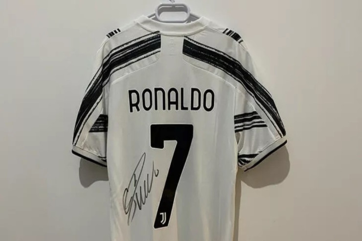 Türkiyəyə yardım üçün Ronaldo formasını HƏRRACA ÇIXARIB