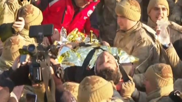 101 saatdan sonra ana və 9 yaşlı oğlu dağıntılar altından sağ çıxarıldı