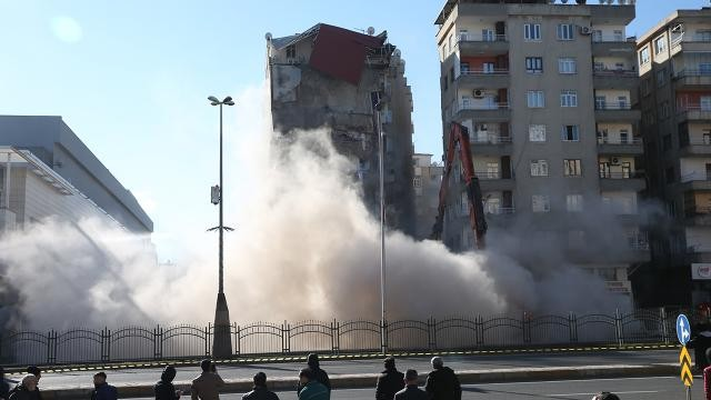 Sökülməyə başlanan 9 mərtəbəli bina belə uçdu