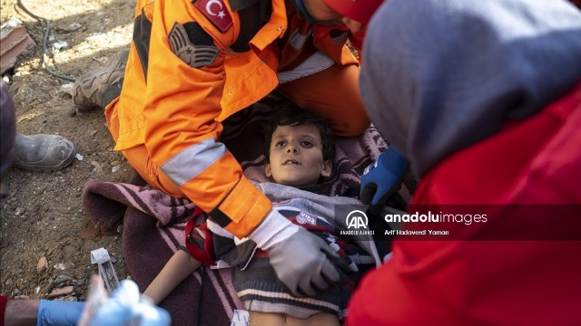 228 saat sonra ana və övladları dağıntılar altından sağ çıxdı