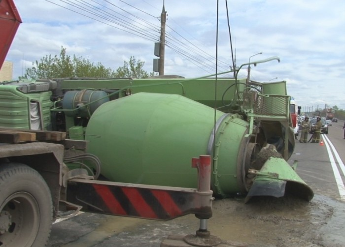 Xocalıda QƏZA: Beton tökən avtomobil aşdı