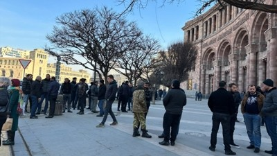 Ermənistanda ölən hərbçilərin valideynləri aksiya keçirir