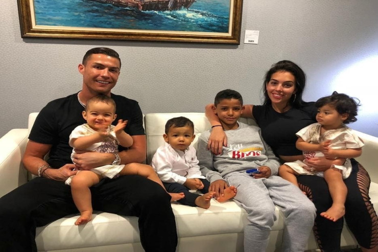Ronaldo ailəsi ilə göydələn oteldən öz evinə köçdü