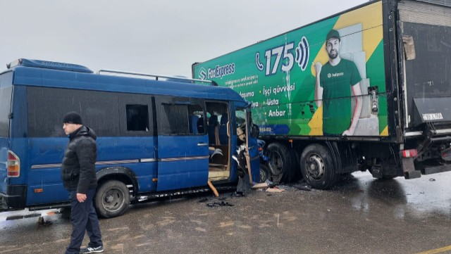 Sabirabadda mikroavtobusla yük maşını TOQQUŞDU
