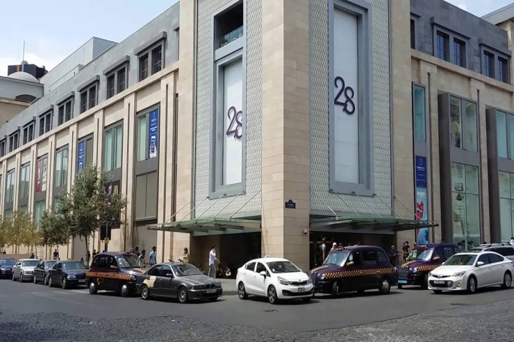 “28 Mall”da DAVA: Mühafizəçi müştərini döydü