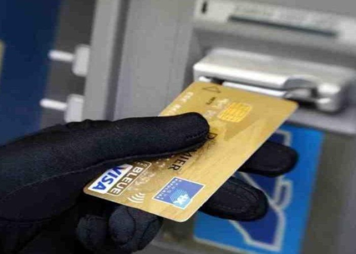 Bank hesabından 7 gün ərzində 20 min manat oğurladı