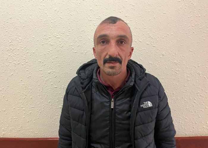 Mikroavtobus sürən narkoman tutuldu
