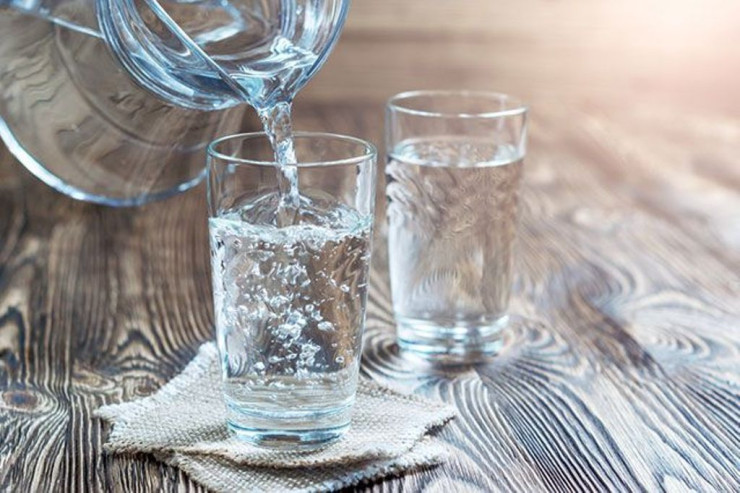 Yemək zamanı su içmək olar?