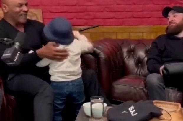 Mayk Tayson məşhur bloqerin qulağını dişləməyə çalışdı