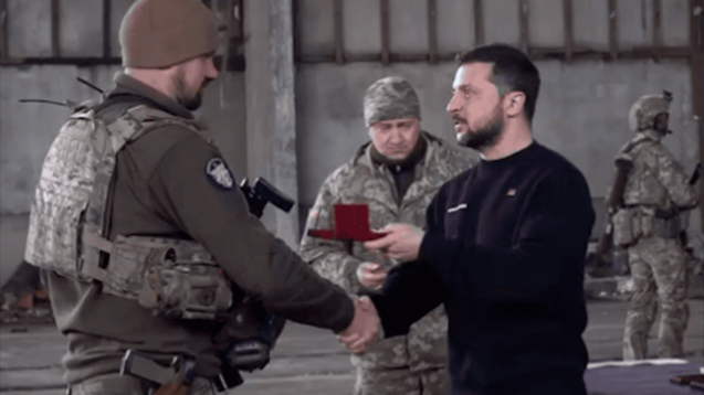 Zelenski Baxmutun müdafiəçilərini mükafatlandırdı