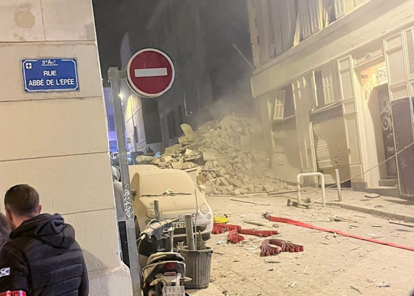 Fransada yaşayış binası ÇÖKDÜ