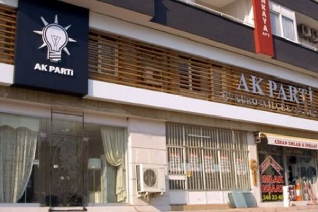 Türkiyənin hakim partiyasının daha bir ofisinə silahlı hücum oldu