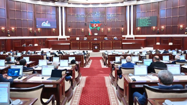 Milli Məclisin iclası başladı