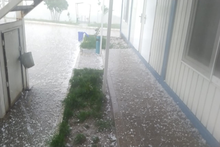 Azərbaycanın bu rayonuna güclü dolu yağdı, yollar buz bağladı