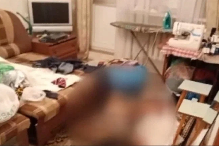 Uzun müddət anasının cəsədi ilə yaşayan kişi öldü