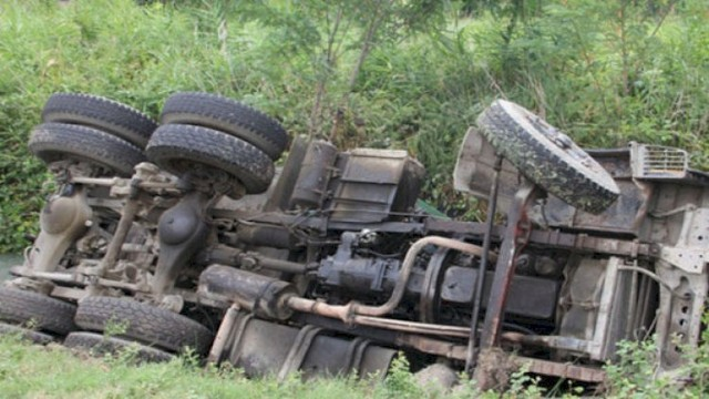 Ağsuda “KamAZ” aşdı - Sürücü öldü