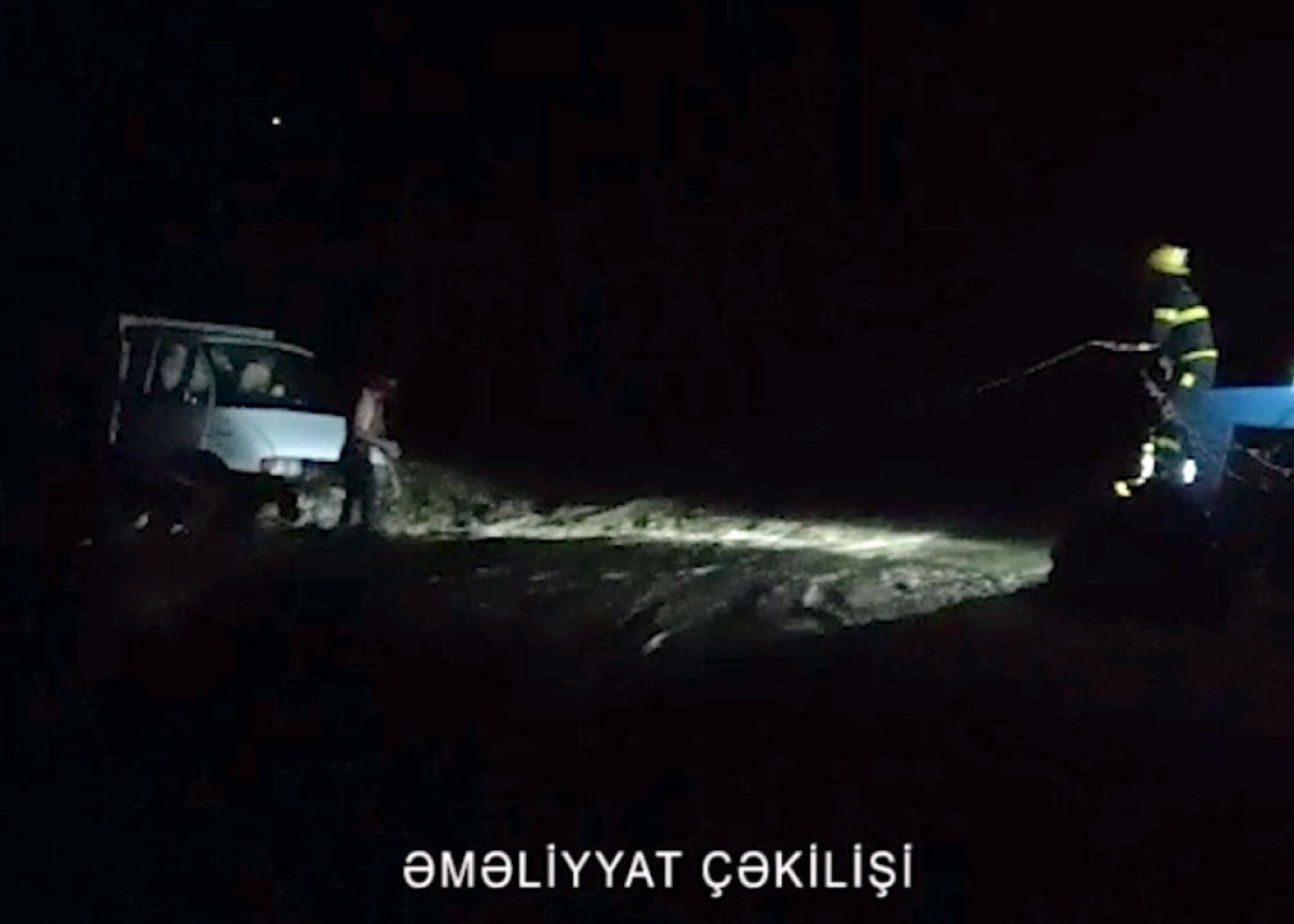 Qaxda çayda avtomobil batdı, sürücü xilas edildi