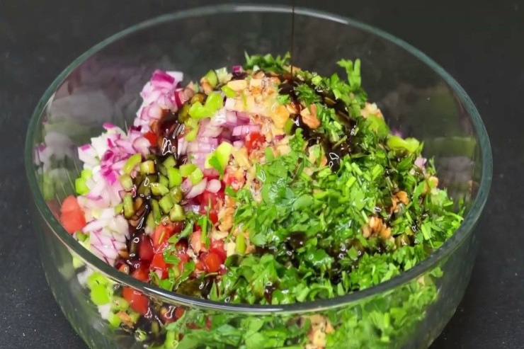 Hər yeməyin yanına yaraşan Gavurdağı salatı