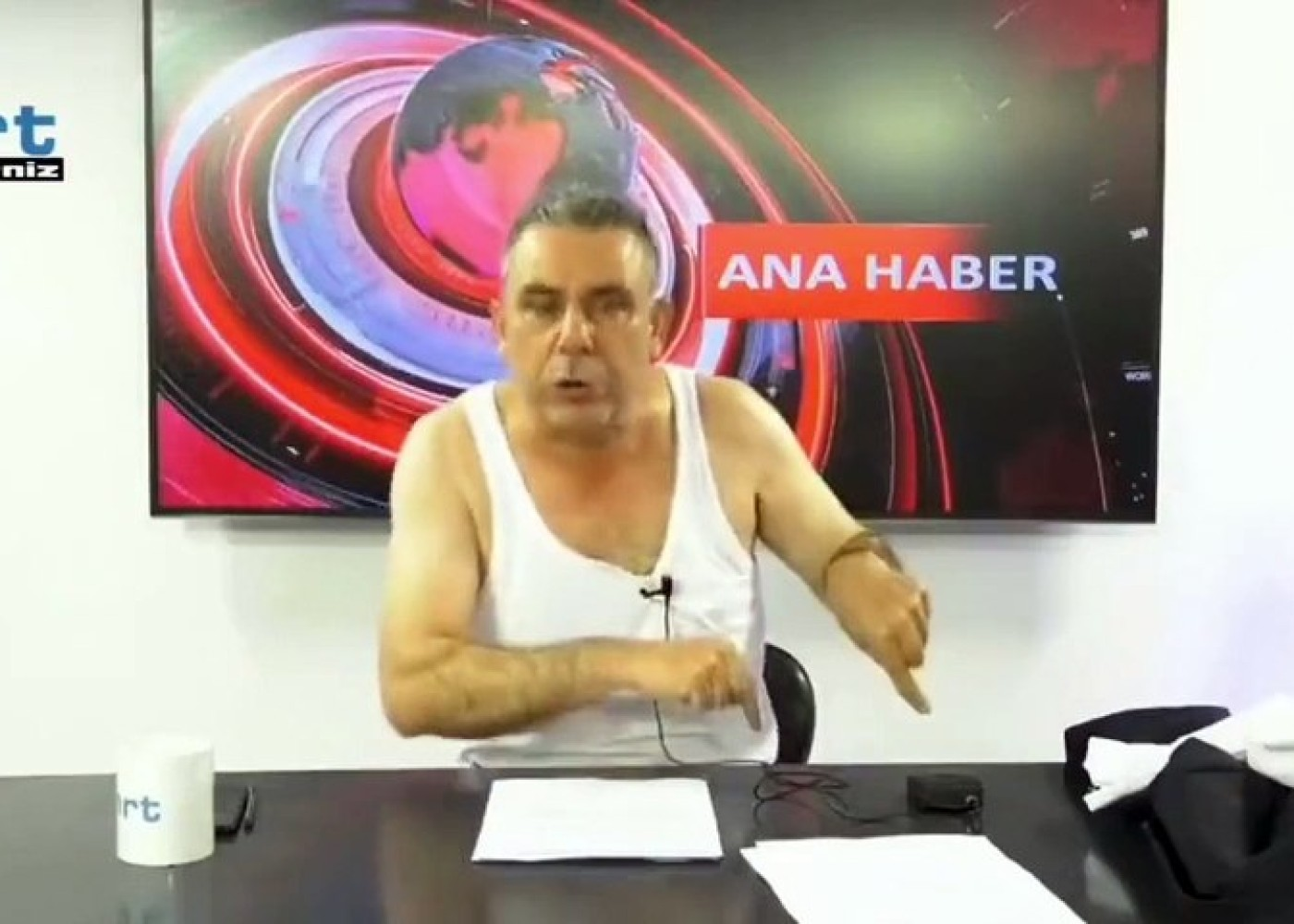 Türk aparıcı canlı yayımda soyundu