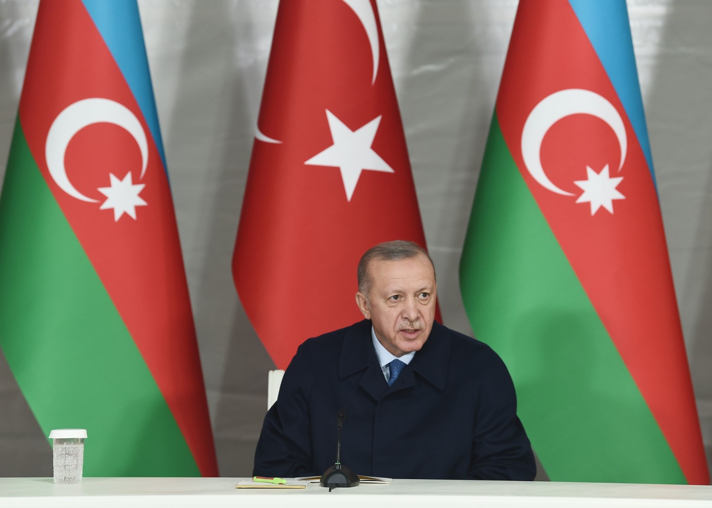 Ərdoğan Ulu Öndər Heydər Əliyevin məzarını ziyarət etdi