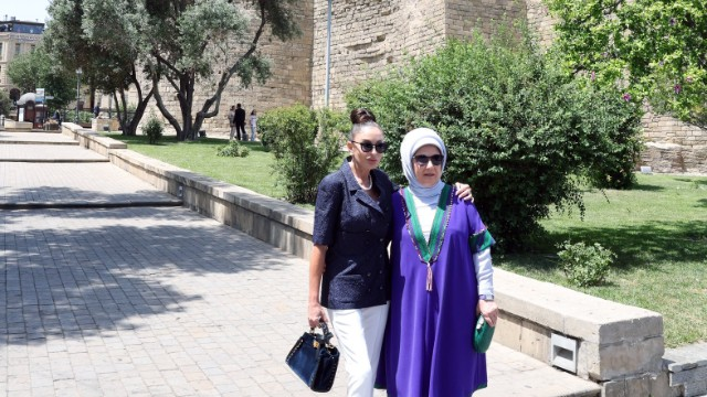 Birinci xanımlar İçərişəhərdə - FOTO (YENİLƏNİB)