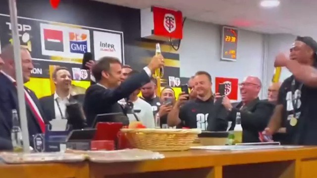 Makron çempionları pivə içərək təbrik etdi