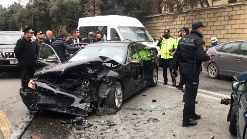 Bakıda qadın “BMW” ilə moped sürücüsünü vurub öldürdü