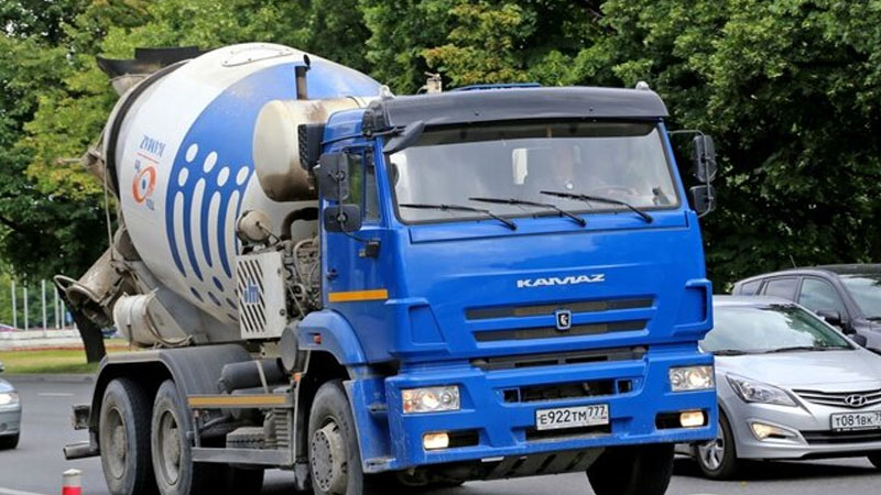 Yol polisinə əsəbiləşdi, betonu cərimə meydançasına tökdü