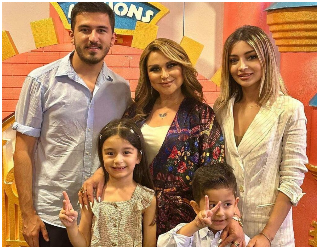 Mələkxanım Eyyubova oğlu, gəlini və nəvələri ilə - FOTO