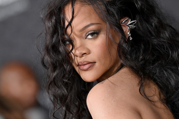 Hamilə Rihanna yenidən soyundu