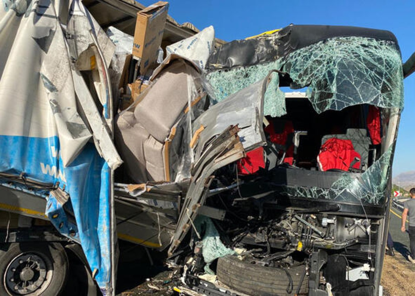 Türkiyədə sərnişin avtobusu TIR-la toqquşdu - 34 yaralı