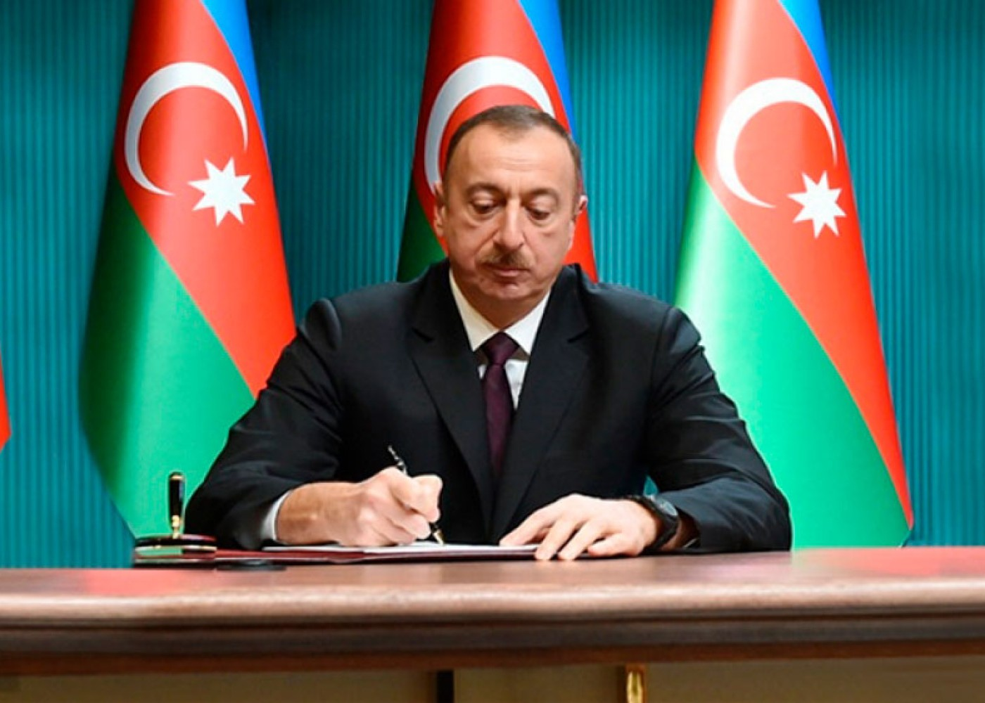 İlham Əliyev 60 və daha yuxarı yaşda olan müəllimlərlə bağlı qanunu TƏSDİQLƏDİ