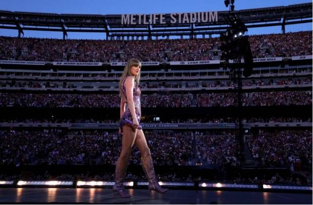 Taylor Swift işçilərinə milyonlarla dollar payladı
