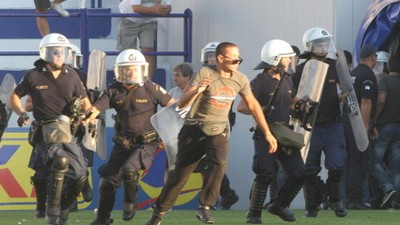 Yunanıstanda azarkeşlər arasında dava ölümlə nəticələndi - 96 nəfər həbs edildi