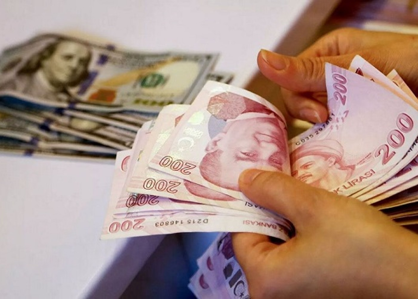 Rubl və lirə ucuzlaşır, manatı nə gözləyir?