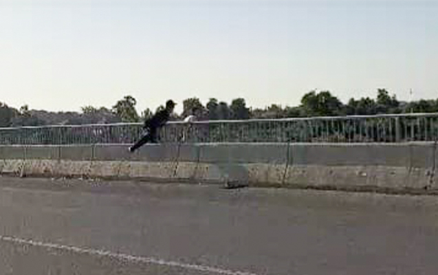 Polis özünü körpüdən atmaq istəyən qadını xilas etdi