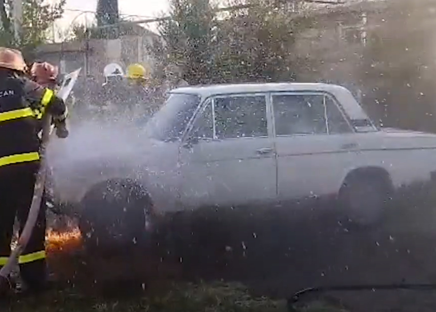 Yevlaxda “VAZ-2106” yanıb