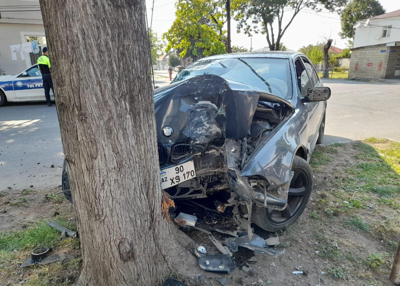 Avtomobil ağaca çırpıldı, üç azyaşlı xəsarət aldı