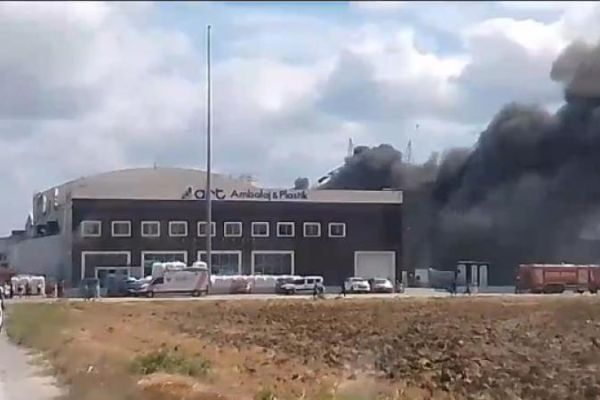 İstanbulda fabrikdə YANĞIN