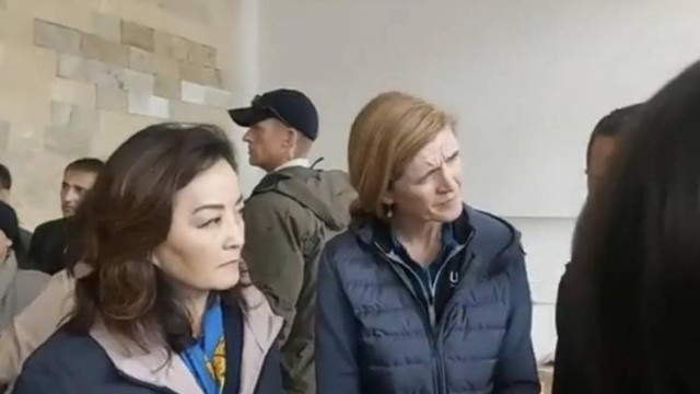Yuri Kim və Samanta Pauer Gorusda