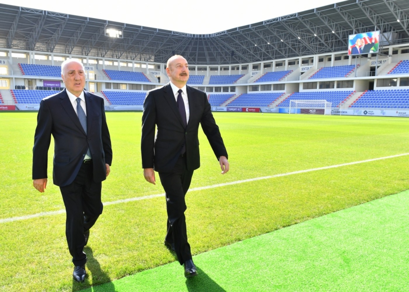 Prezident Sumqayıt şəhər stadionunda yaradılan şəraitlə tanış oldu - FOTOLAR