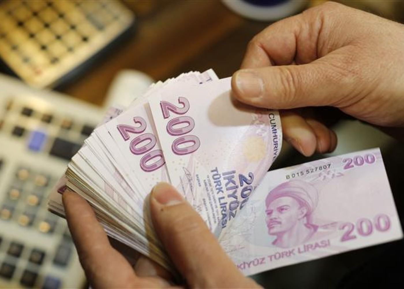 Lirənin dəyəri 6 qəpikdən aşağı düşdü