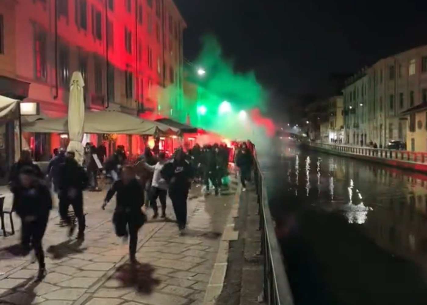 PSJ və "Milan" azarkeşləri arasında toqquşma - Bıçaqlanan var