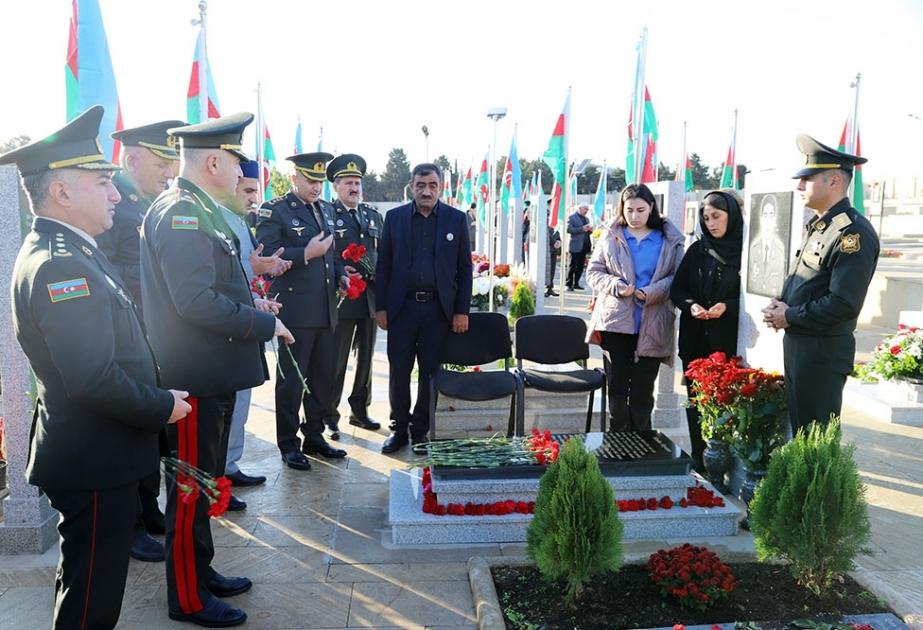 Müdafiə Nazirliyinin şəxsi heyəti İkinci Şəhidlər xiyabanını ziyarət edib