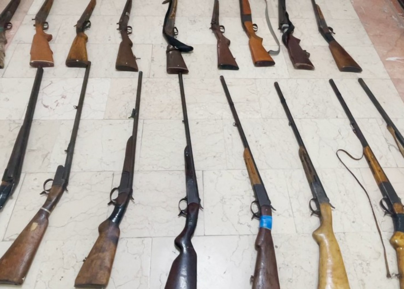 Şəmkirdə qanunsuz saxlanılan silahlar polisə təhvil verildi