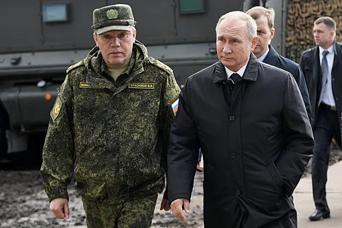 Putin Rostovda Cənub Hərbi Dairəsinin qərargahında olub