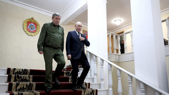 Putin Ukrayna sərhədinə gedib